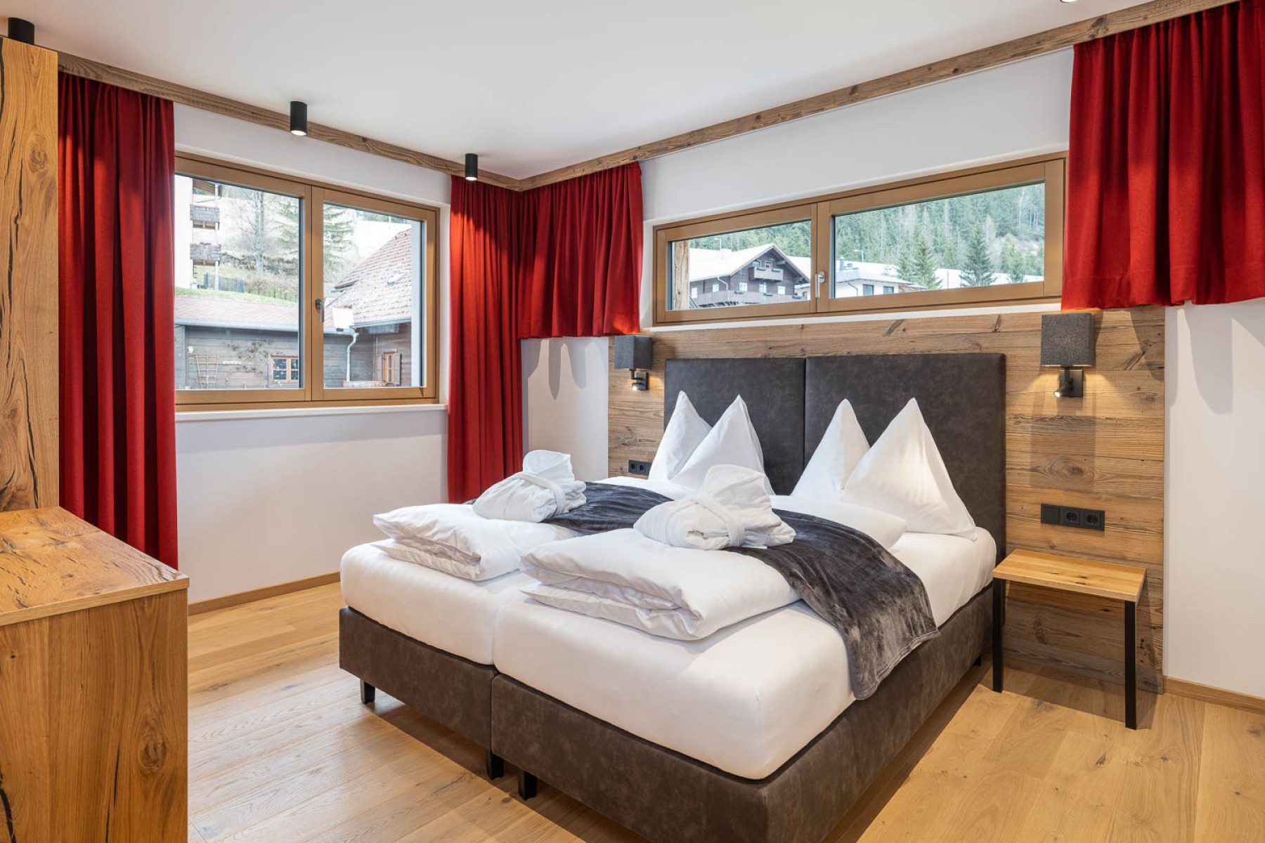 Doppelbett in großem Schlafzimmer