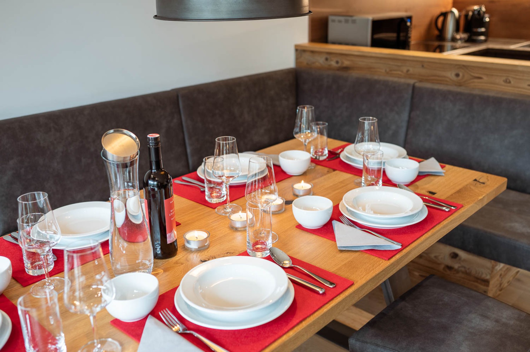 Gedeckter Esstisch im Appartement