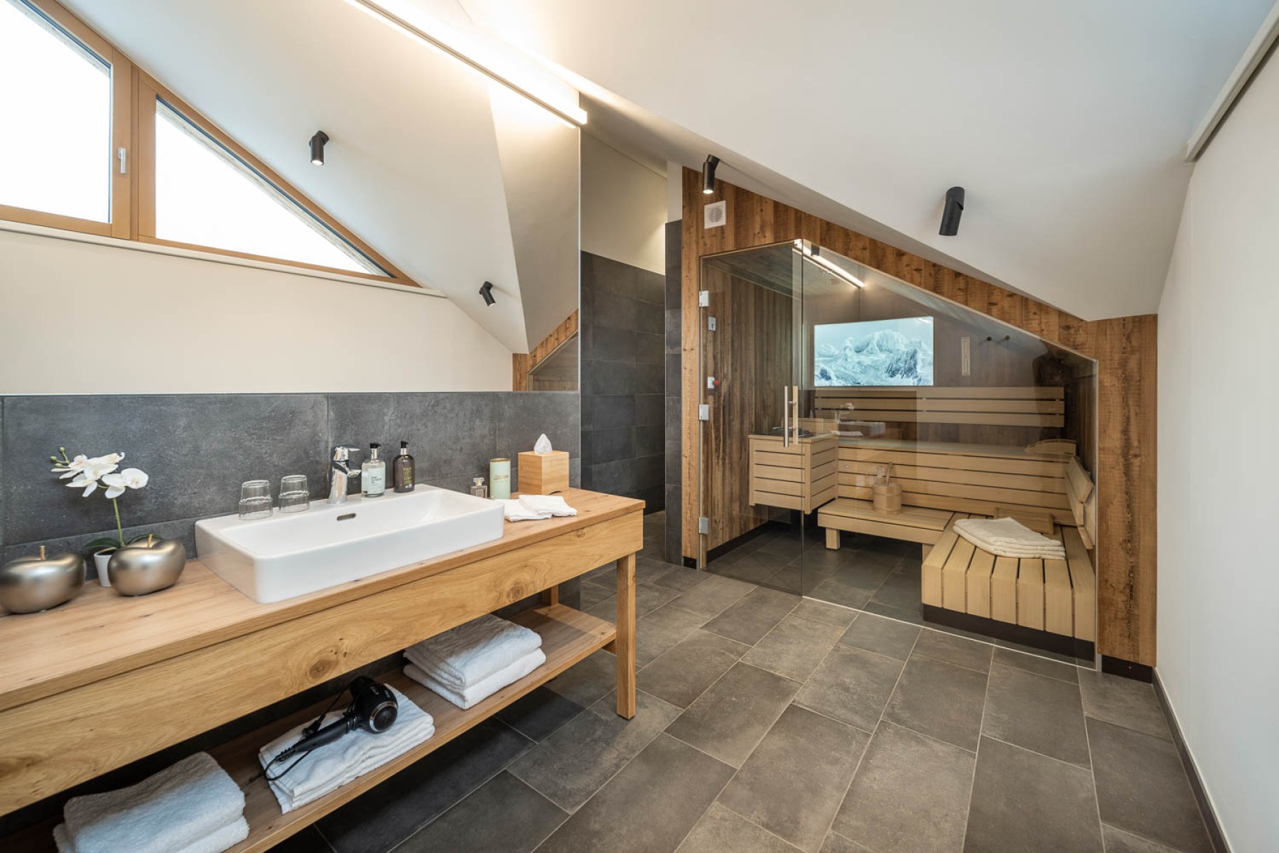 Großes Bad mit Sauna