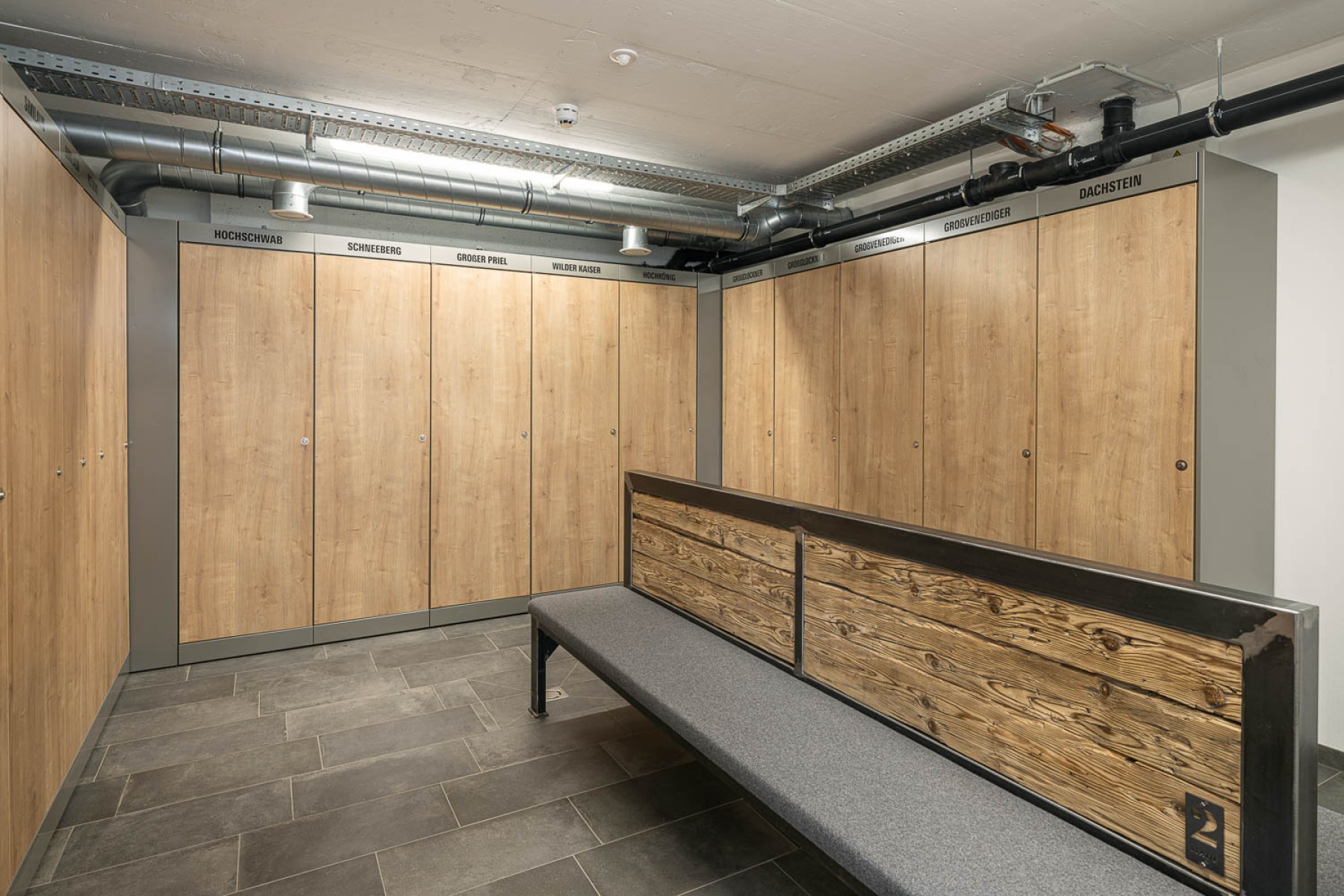 Skiraum mit Sitzgelegenheit