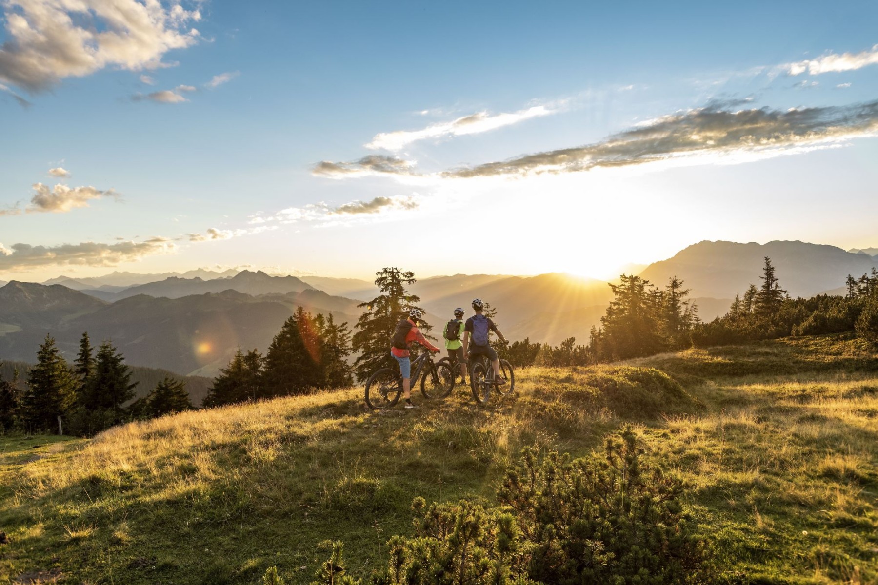 Biker im Sonnenuntergang in Flachau (c) Flachau Tourismus / Markus Berger